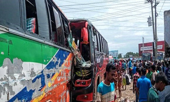 শায়েস্তাগঞ্জে বাস চাপায় নিহত ২ শায়েস্তাগঞ্জে বাসের ধাক্কায় ২ পথচারী নিহত