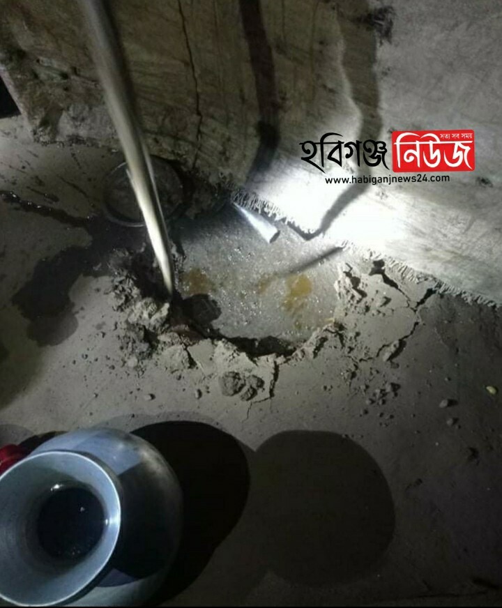 বানিয়াচংয়ে জনতার হাতে মদের পাট্টা ধ্বংস মাটির নিচ থেকে উদ্ধারকৃত মদ