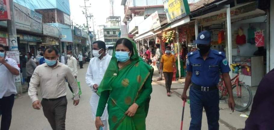 হবিগঞ্জে জমে উঠেছে ঈদের বাজার, স্বাস্থ্যবিধি পালনে প্রশাসন কঠোর। হবিগঞ্জে জমে উঠেছে ঈদের বাজার, স্বাস্থ্যবিধি পালনে প্রশাসন কঠোর।