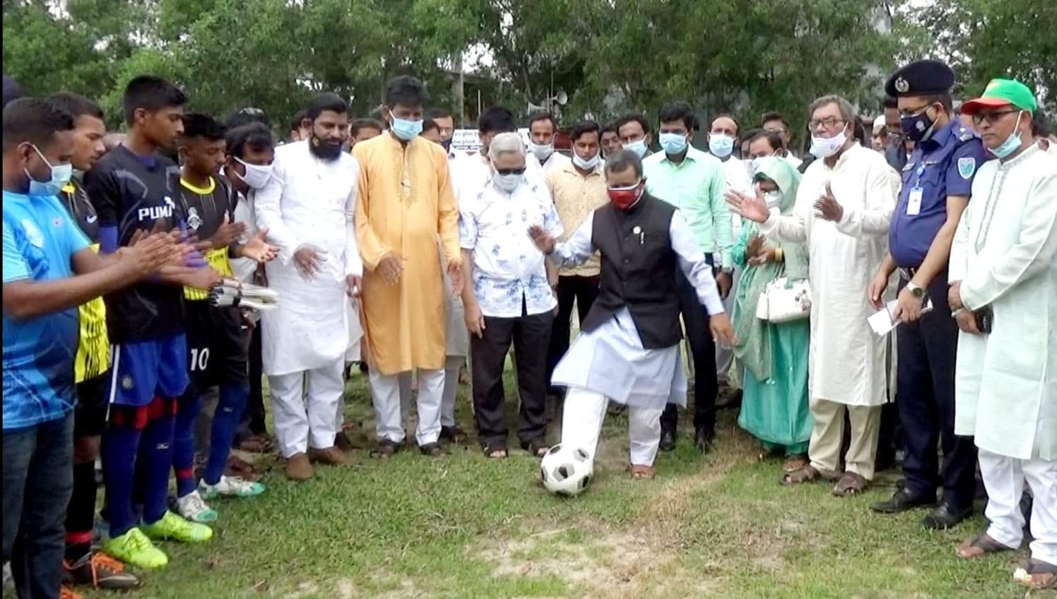 খেলাধুলা ও সাংস্কৃতি মানুষের মনকে বিকশিত করে।। প্রতিমন্ত্রী মাহবুব আলী খেলার উদ্ধোধন করছেন প্রতিমন্ত্রী এডভোকেট মাহবুব আলী।