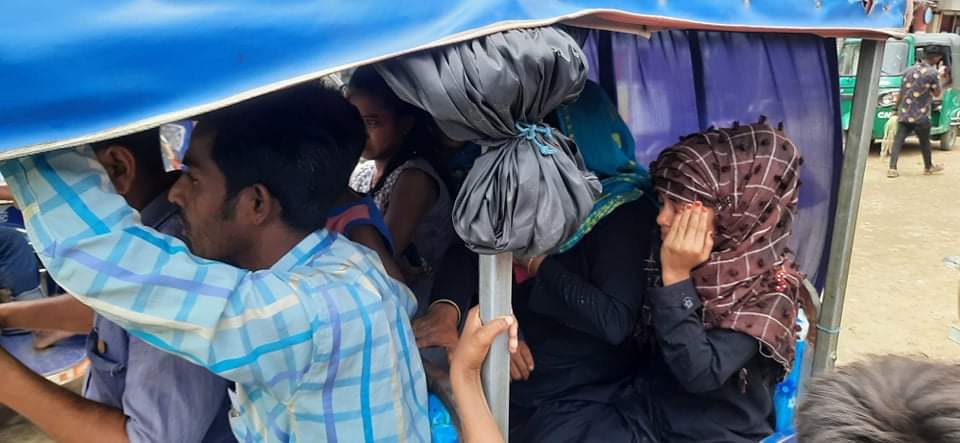 লাখাইয়ে নিয়ন্ত্রণ হারিয়ে টমটম খাদে পড়ে আহত ৩ আহতদেরকে স্থানীয় লোকজন উদ্ধার করে উপজেলা হাসপাতালে নিয়ে যাচ্ছে