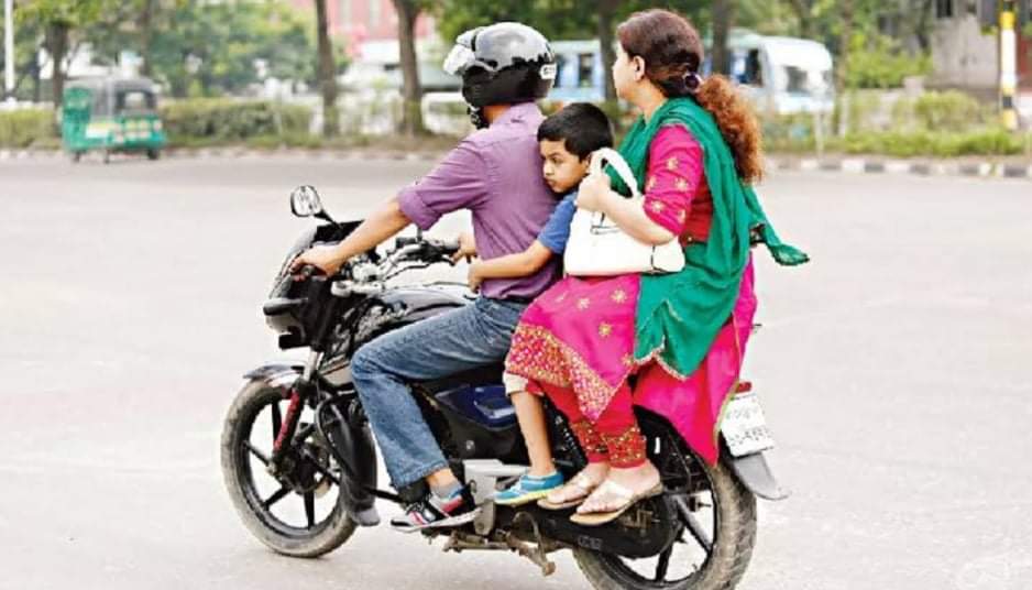 বেপরোয়া গতিতে মোটরসাইকেল অভারটেক করার সময় দূঘর্টনা মোটরসাইকেল অভারটেক করার সময় দূঘর্টনা