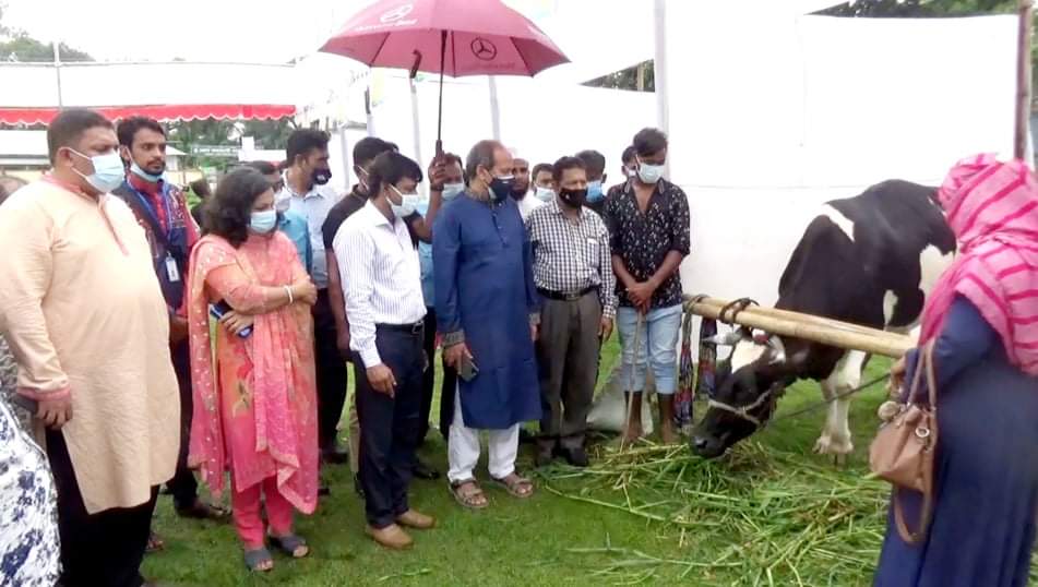 বাংলাদেশ খাদ্যে ও প্রাণীজ সম্পদ উন্নয়নে বিশ্বে রোল মডেল - এমপি আবু জাহির স্টল পরিদর্শন করছেন সংসদ সদস্য এডভোকেট মোঃ আবু জাহির, উপজেলা চেয়ারম্যান মোঃ মোতাসসিরুল ইসলাম, জেলা প্রাণী সম্পদ কর্মকর্তা ডাঃ প্রকাশ রঞ্জন বিশ্বাস।