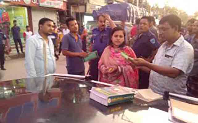 শায়েস্তাগঞ্জে ফুটপাতে দোকান বসানোর অপরাধে ৫ ব্যবসায়ীকে জরিমানা শায়েস্তাগঞ্জে ফুটপাতে দোকান বসানোর অপরাধে ৫ ব্যবসায়ীকে জরিমানা