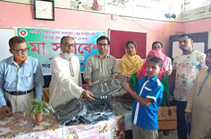 মাধবপুরে গরীব ও মেধাবী শিক্ষার্থীদের মাঝে স্কুল ব্যাগ বিতরণ