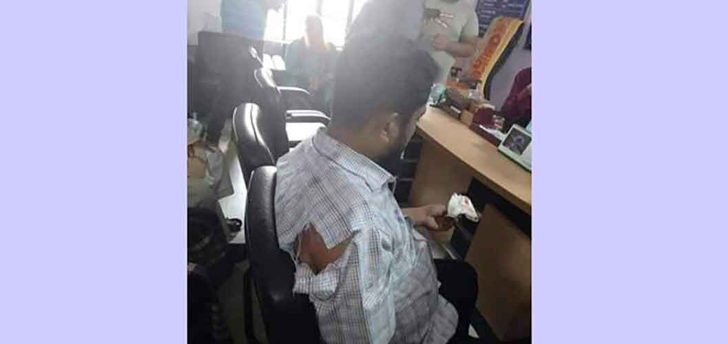 শায়েস্তাগঞ্জ পৌর কার্যালয়ে বহিরাগতদের হামলায় সচিবসহ আহত ৪