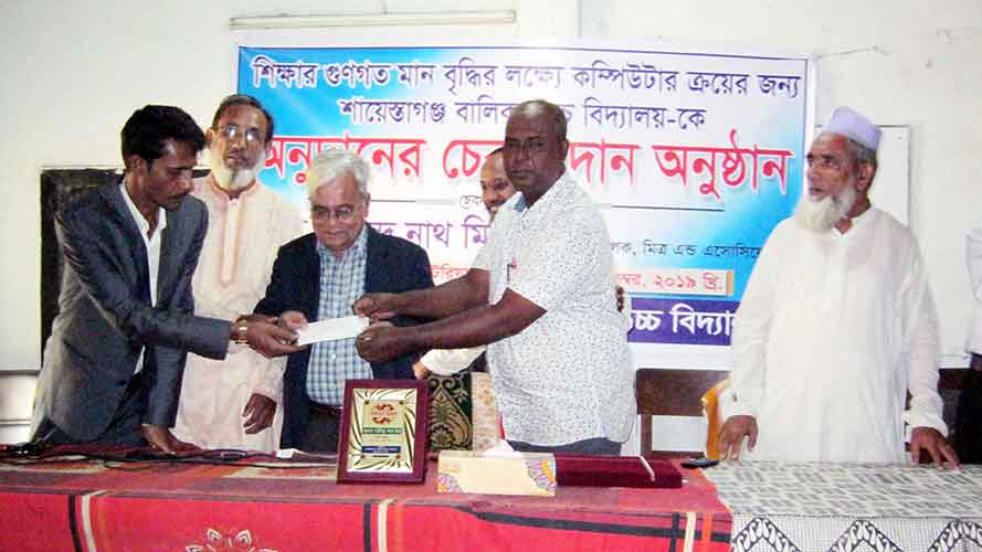 কম্পিউটার-ক্রয়ের-জন্য-প্রধান-শিক্ষক-আবিদুর-রহমানের-হাতে-চেক কম্পিউটার ক্রয়ের জন্য প্রধান শিক্ষক মোঃ আবিদুর রহমানের হাতে চেক তুলে দিচ্ছেন মিত্র এন্ড এসোসিয়েটস এর পরিচালক সতীন্দ্র নাথ মিত্র