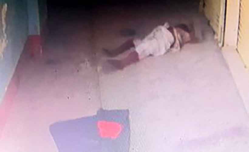 জাতীয় পতাকা টানাতে গিয়ে এক ব্যক্তির মৃত্যু