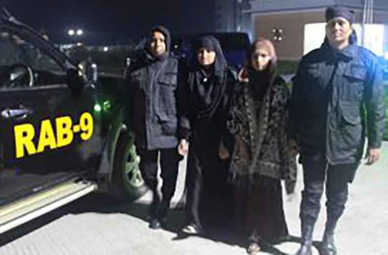 ৭৮৫ পিস ইয়াবাসহ মা-মেয়ে আটক