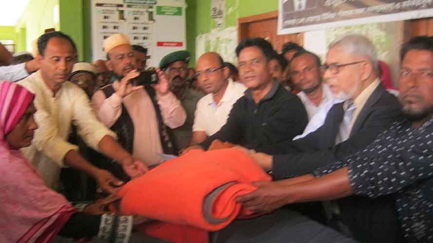 মাধবপুরে-শীতার্তদের-মাঝে-উপজেলা-চেয়ারম্যানের-কম্বল-বিতরণ মাধবপুরে শীতার্তদের মাঝে উপজেলা চেয়ারম্যানের কম্বল বিতরণ