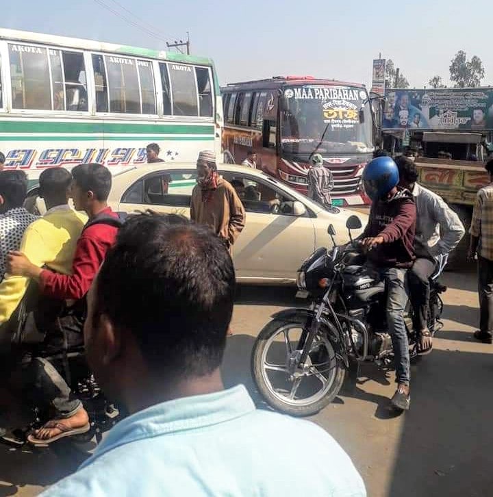 বাহুবলে বাস শ্রমিকদের সড়ক অবরোধ