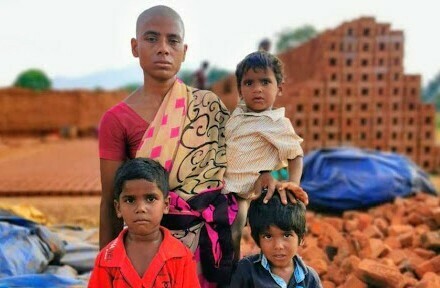 সন্তানের খাবার জোগান মাথার চুল বিক্রি করে