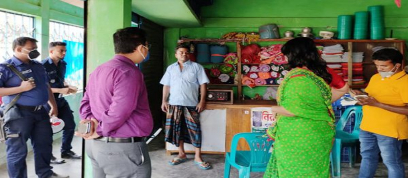 নির্দেশ অমান্য করে দোকান খুলায় বাহুবলে জরিমানা