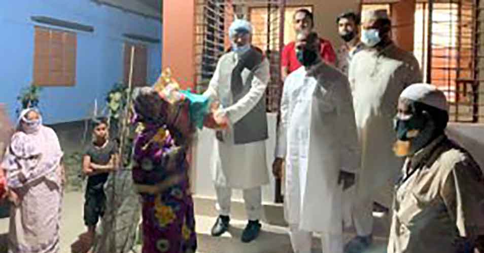 সহস্রাধিক লোকের হাতে খাবার তুলে দিলেন এমপি আবু জাহির