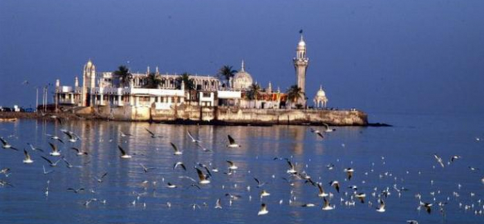 সমুদ্রের পানিতে ডুবে না হাজী আলি শাহ বুখারি`র মাজার শরীফ