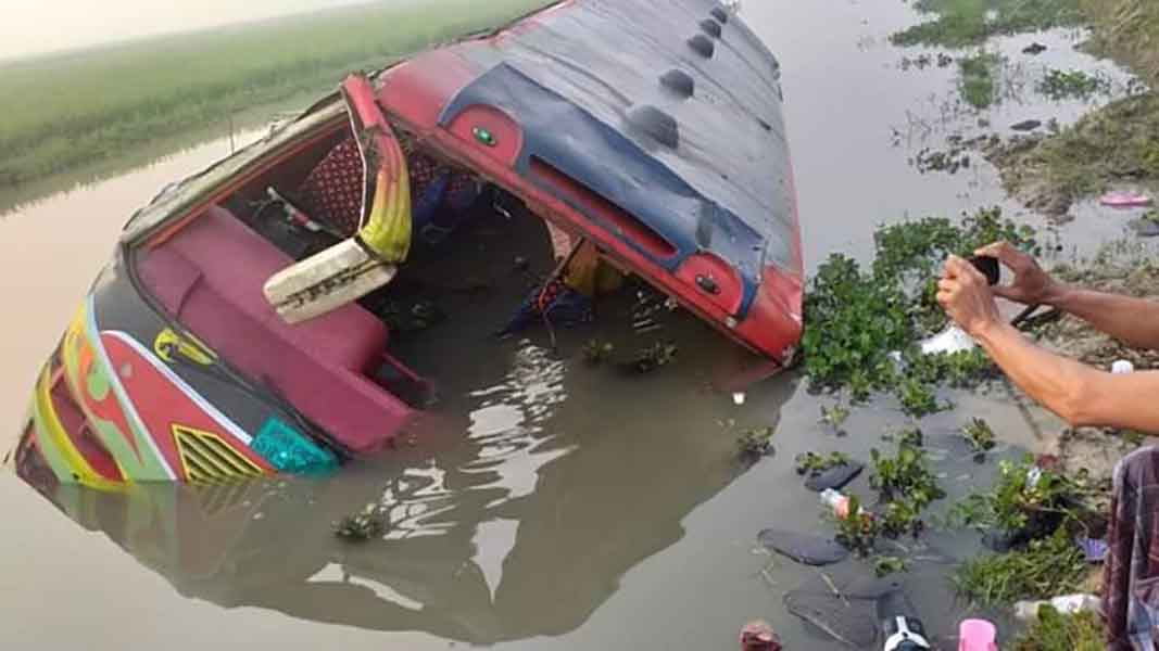 আজমিরীগঞ্জ যাত্রীবাহী বাস খাদে পড়ে আহত ৩০