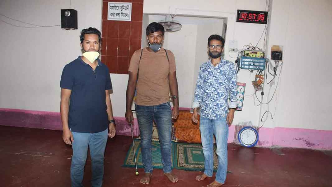 মাধবপুরে নিজ উদ্যোগে করোনা জীবাণুনাশক স্প্রে করছেন ধর্মঘর কৃষক লীগের সাধারণ সম্পাদক