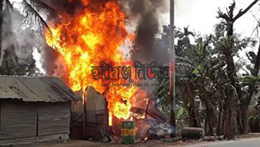 বাহুবলে-মহাসড়কের-পাশের-তেলের-দোকান-পুড়ে-ছাই বাহুবলে মহাসড়কের পাশের তেলের দোকান পুড়ে ছাই