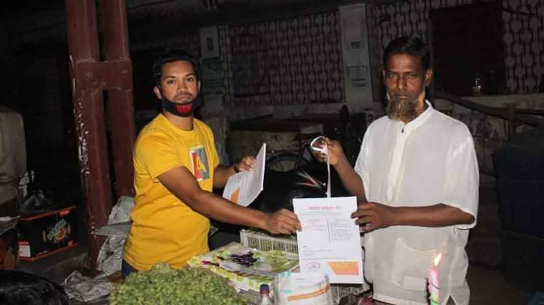 মাধবপুরে করোনা ভাইরাস প্রতিরোধে ব্যবসায়ীদের মাঝে সচেতনতামূলক লিফলেট ও মাস্ক বিতরণ