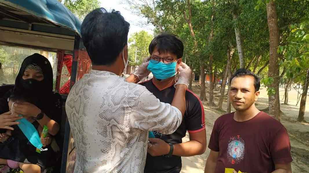 মাধবপুরে মাস্ক বিতরণ করল ধর্মঘর ইউনিয়ন আওয়ামীলীগ