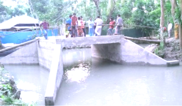 ৪২ ফুট খালে মাত্র ১৬ ফুট ব্রীজ !