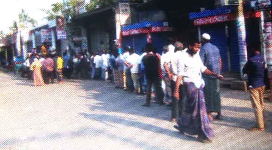 সামাজিক দুরত্ব অমান্য করে শায়েস্তাগঞ্জে টিসিবি পন্য বিক্রি