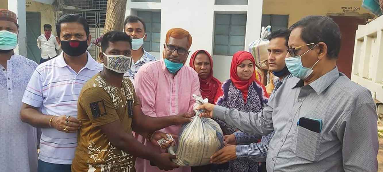 মাধবপুর পৌর সভায় ২শ কর্মহীন মানুষ পেল চাল