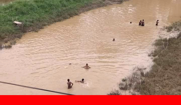 করোনার এই দূর্যোগেও শায়েস্তাগঞ্জের সুতাং নদীতে দুরন্তপনায় ব্যস্ত স্থানীয় কিশোররা