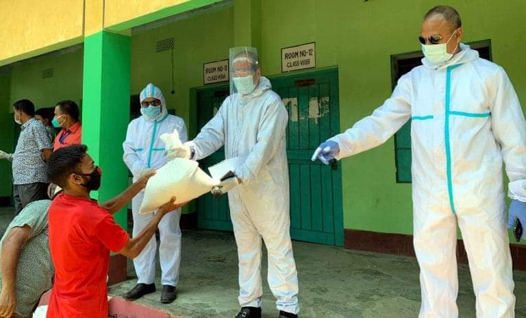 পরিবহন শ্রমিকদের খাদ্য সামগ্রী দিলেন এমপি আবু জাহির