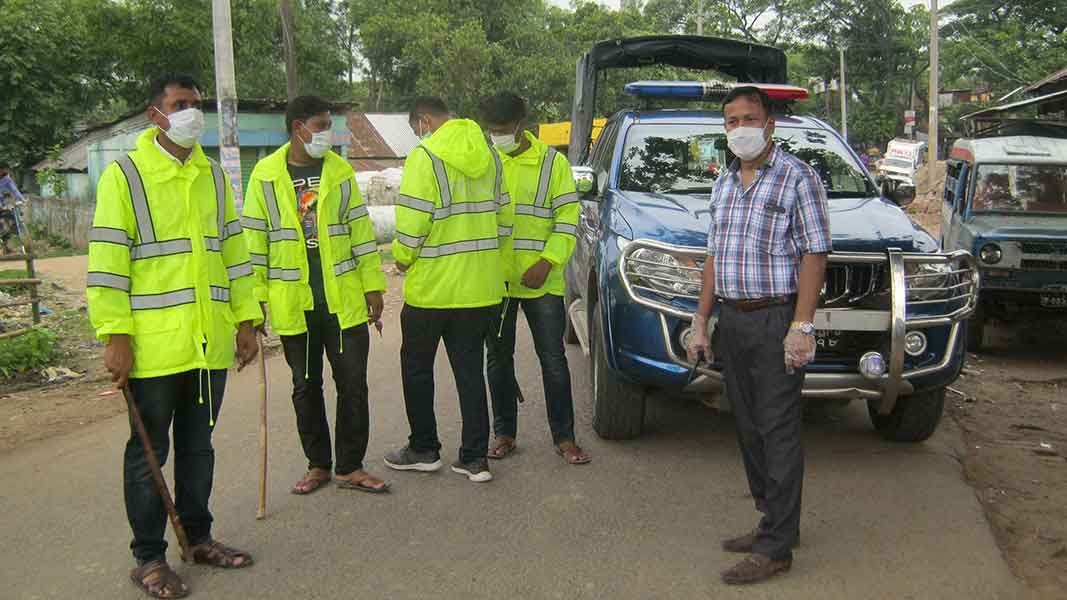 ঝুঁকি নিয়ে কাজ করছে শায়েস্তাগঞ্জ থানা আইনশৃংখলা বাহিনী