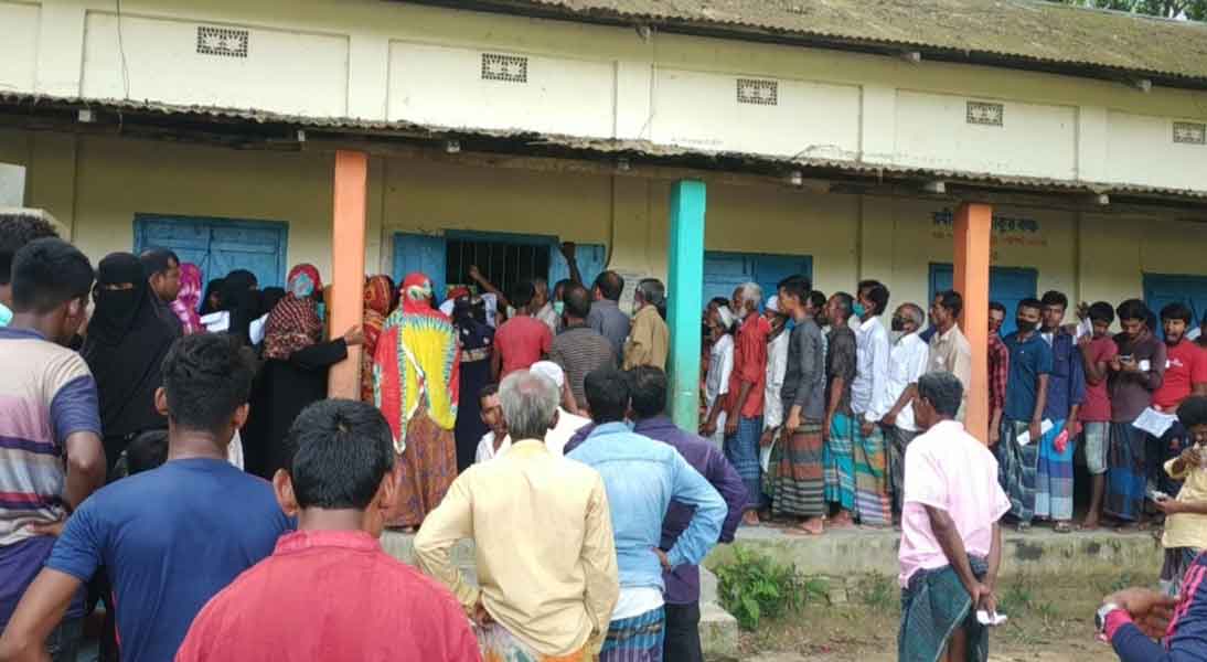 মাধবপুরে পল্লী বিদ্যুৎ বিল গ্রহণে মানা হচ্ছে না সামাজিক দুরত্ব