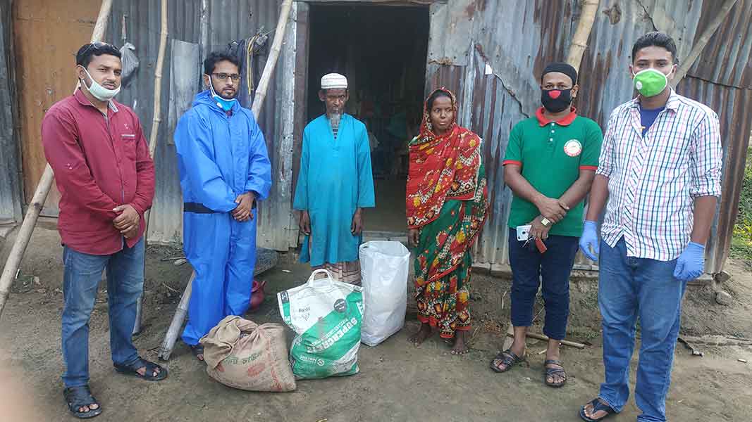 মাধবপুরে সংবাদ প্রকাশের পর ত্রাণ পেল হাসিম ও জুলেখার পরিবার