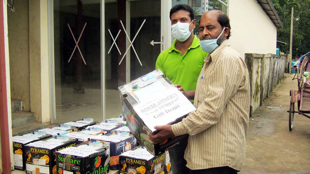 শায়েস্তাগঞ্জ উপজেলা অনলাইন প্রেসক্লাব সাধারণ সম্পাদকে ঈদ সামগ্রী উপহার দিলেন লন্ডন প্রবাসীর ভাই