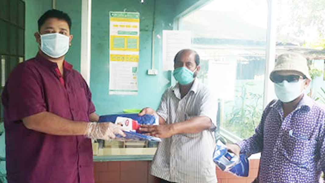 শায়েস্তাগঞ্জে-মাঠ-পর্যায়ে-দুই-সাংবাদিককে-পিপিই-দিলেন-শিল্পপতি-সরোয়ার শায়েস্তাগঞ্জে মাঠ পর্যায়ে দুই সাংবাদিককে পিপিই দিলেন শিল্পপতি সরোয়ার