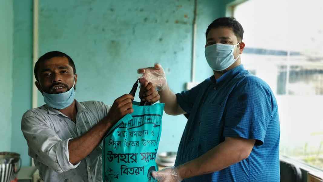 শায়েস্তাগঞ্জে-সারোয়ার-গ্রুপের-অর্থায়নে-দুস্থদের-মাঝে-ঈদ-সামগ্রী-বিতরণ