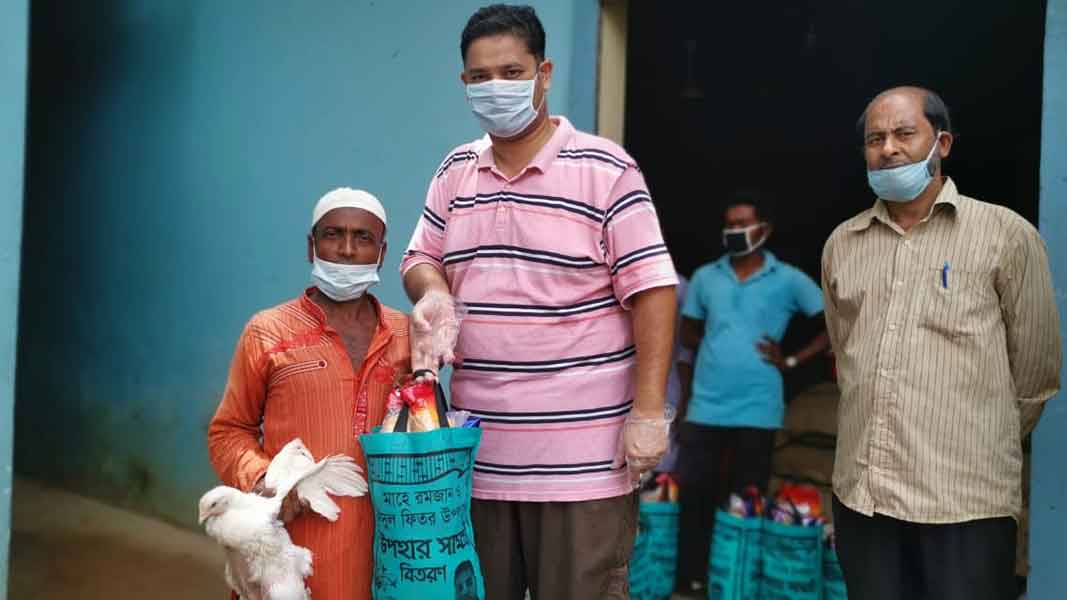 শায়েস্তাগঞ্জে ২শ পরিবারকে খাদ্যের সাথে মুরগি উপহার দিয়েছে সারোয়ার গ্রুপ শায়েস্তাগঞ্জে ২শ পরিবারকে খাদ্যের সাথে মুরগি উপহার দিয়েছে সারোয়ার গ্রুপ