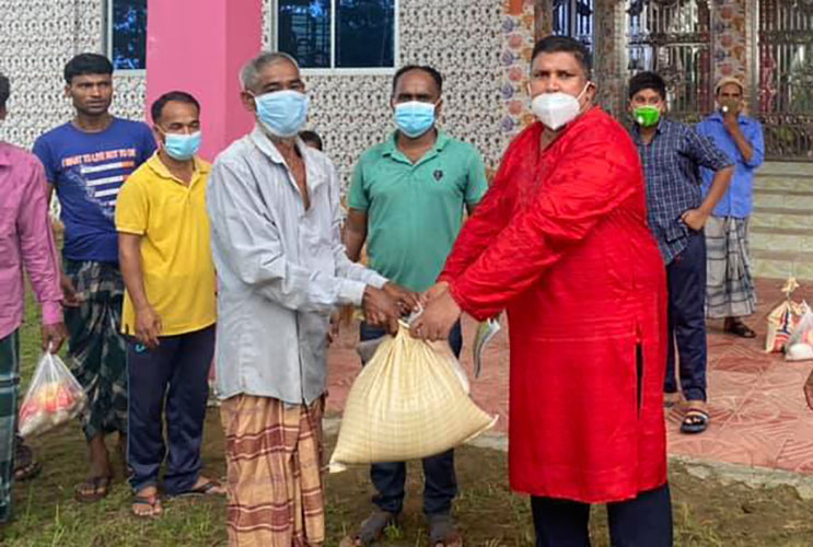 অসহায় শ্রমিকদের ঈদ উপহার দিলেন মোতাচ্ছিরুল ইসলাম