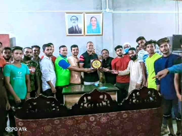 মাছুলিয়া সূর্য তরুন ক্লাবের পক্ষ থেকে পৌর মেয়রকে সম্মাননা স্মারক