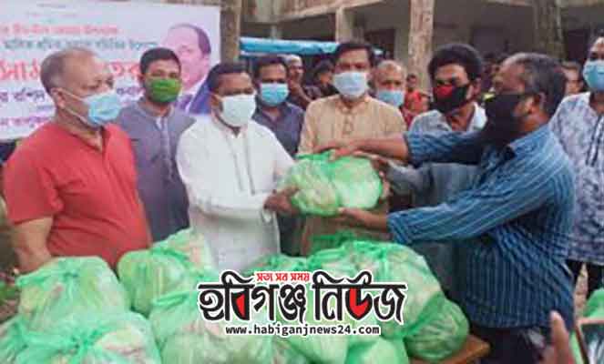 শায়েস্তাগঞ্জে টমটম চালকদের মাঝে ঈদ সামগ্রী বিতরণ