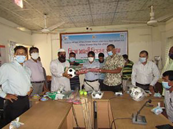 বানিয়াচং উপজেলা পরিষদের পক্ষ থেকে ক্রীড়া সামগ্রী বিতরণ