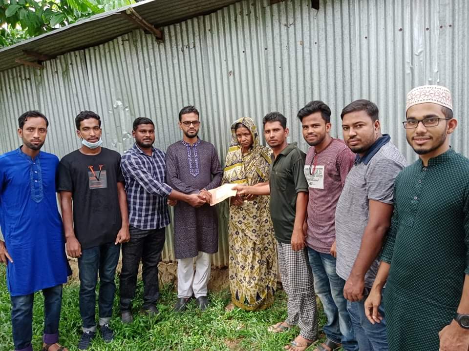 দরিদ্র পরিবারের মেয়ের বিয়েতে “সম্প্রীতির বন্ধন সামাজিক সংগঠন”-র আর্থিক সহায়তা প্রদান