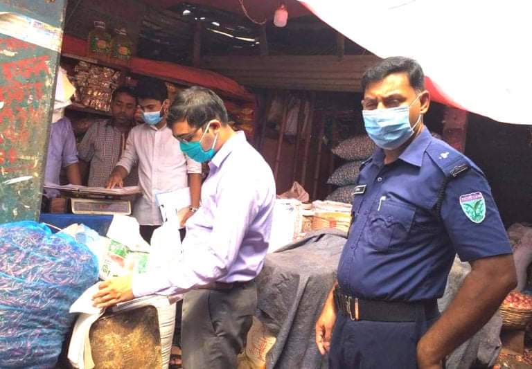 অতিরিক্ত দামে পেঁয়াজ বিক্রির দায়ে চুনারুঘাটে জরিমানা অতিরিক্ত দামে পেঁয়াজ বিক্রির দায়ে চুনারুঘাটে জরিমানা