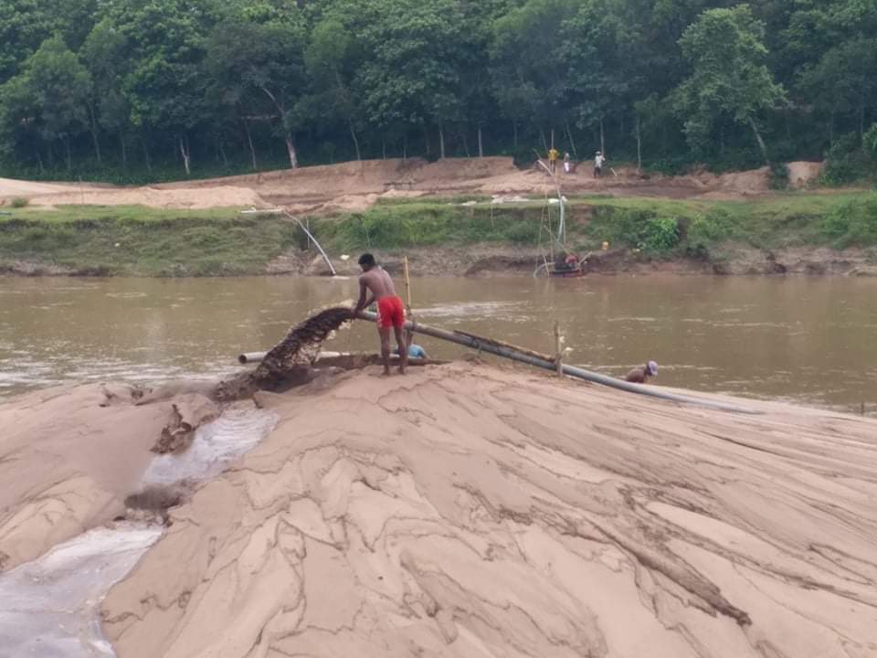 সরকারের কড়া নির্দেশনার পরে ও চুনারুঘাটে অবৈধ বালু উত্তোলন থামছে না সরকারের কড়া নির্দেশনার পরে ও চুনারুঘাটে অবৈধ বালু উত্তোলন থামছে না