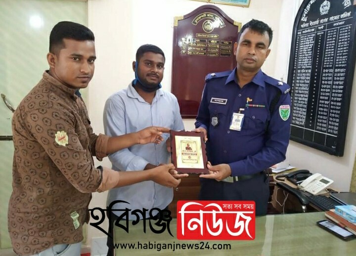 চুনারুঘাট প্রবাসী উন্নয়ন পরিষদের পক্ষ থেকে ওসি কে সম্মাননা