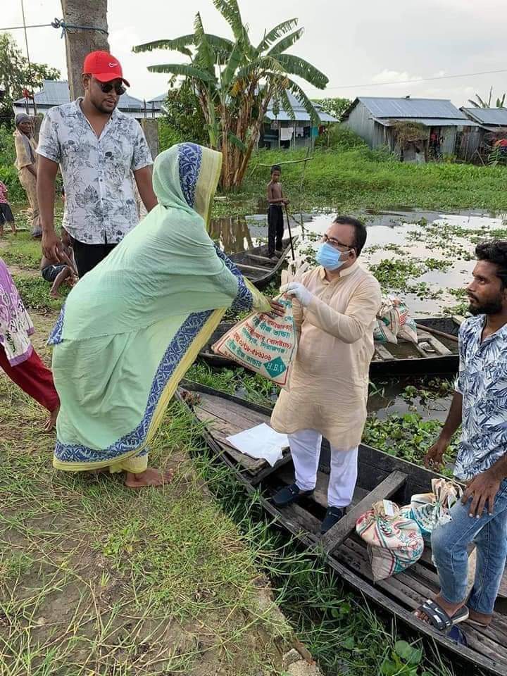 হবিগঞ্জে দরিদ্র মানুষের পাশে থেকে উন্নয়ন করে যাচ্ছেন ডাঃ মুশফিক