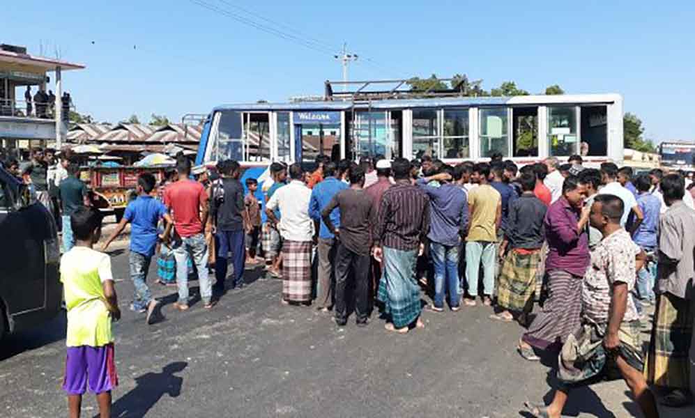 অবৈধ যানবাহন চলাচল বন্ধের দাবিতে বাহুবলে মহাসড়ক সড়ক অবরোধ