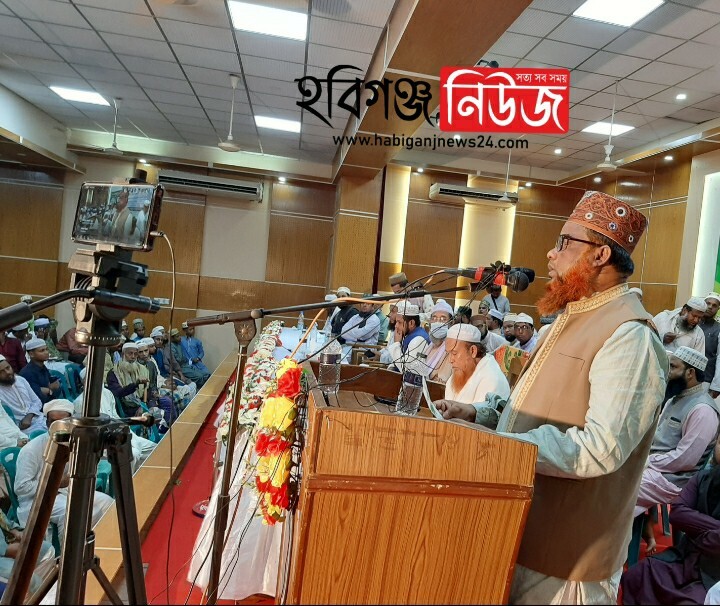 হবিগঞ্জে অনুষ্টিত হয়েছে ইদে মিলাদুন্নবি সাঃ কনফারেন্স এম সিজিলঃ হবিগঞ্জ শহরের পৌর টাউন হলে অনুষ্ঠিত হয়েছে পবিত্র ইদে মিলাদুন্নবি সাঃ কনফারেন্স। আজ ১০ই নভেম্বর রোজ মঙ্গলবার জোহরের পর থেকে শুরু করে রাত ৮ ঘটিকা পর্যন্ত অনুষ্ঠিত হয়েছে এই কনফারেন্স। কনফারেন্স আয়োজন করে আল্লামা ছাহেব কিবলা ফুলতলী রহঃ প্রতিষ্ঠিত সংঘটন বাংলাদেশ আনজুমানে আল ইসলাহ ও তালামীযে ইসলামিয়া হবিগঞ্জ জেলা শাখা। উক্ত কনফারেন্সের প্রধান অতিথি হিসেবে ছিলেন অধ্যাপক ড. মোহাম্মদ আব্দুল কাদির - চেয়ারম্যান, আরবি বিভাগ, ঢাকা বিশ্ববিদ্যালয়। প্রধান আলোচক হিসেবে ছিলেন বাংলাদেশ আনজুমানে আল ইসলাহ্ এর যুগ্ন মহাসচিব আল্লামা আহমদ হাসান চৌধুরী ফুলতলী - সহকারী অধ্যাপক, ঢাকা বিশ্ববিদ্যালয়। অনুষ্ঠানে উদ্বোধক ছিলেন আলহাজ্ব মোহাম্মদ রইছ মিয়া - সভাপতি, মসজিদ সমন্বয় সুন্নি সংগ্রাম পরিষদ হবিগঞ্জ। উক্ত অনুষ্ঠানের সভাপতি হিসেবে ছিলেন আলহাজ্ব হজরত মাওলানা ফরিদ উদ্দিন আহমদ- সভাপতি, আনজুমানে আল ইসলাহ হবিগঞ্জ জেলা। অন্যান্য অতিথিদের মধ্যে ছিলেন হবিগঞ্জ পৌর মেয়র জনাব মিজানুর রহমান মিজান, ৩নং পৈল ইউনিয়নের চেয়ারম্যান সৈয়দ মঈনুল হক আরিফসহ আল ইসলাহ্ ও তালামীযে ইসলামিয়া কেন্দ্রীয়, স্থানীয় নেতাকর্মীবৃন্দ। কনফারেন্সে বক্তরা রাসূল সাঃ এর জীবন কর্ম , শান মান নিয়ে গুরুত্বপূর্ণ আলোকপাত করা হয়েছে এবং দেশ ও জাতির মঙ্গল কামনা করা হয়েছে।