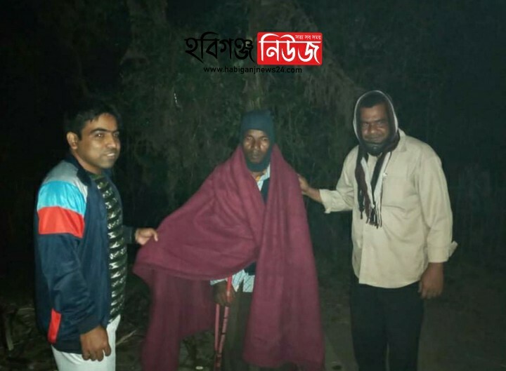 রাতের আঁধারে ঘরে ঘরে কম্বল দিলেন ইউএনও রাতের আঁধারে ঘরে ঘরে কম্বল দিলেন ইউএনও