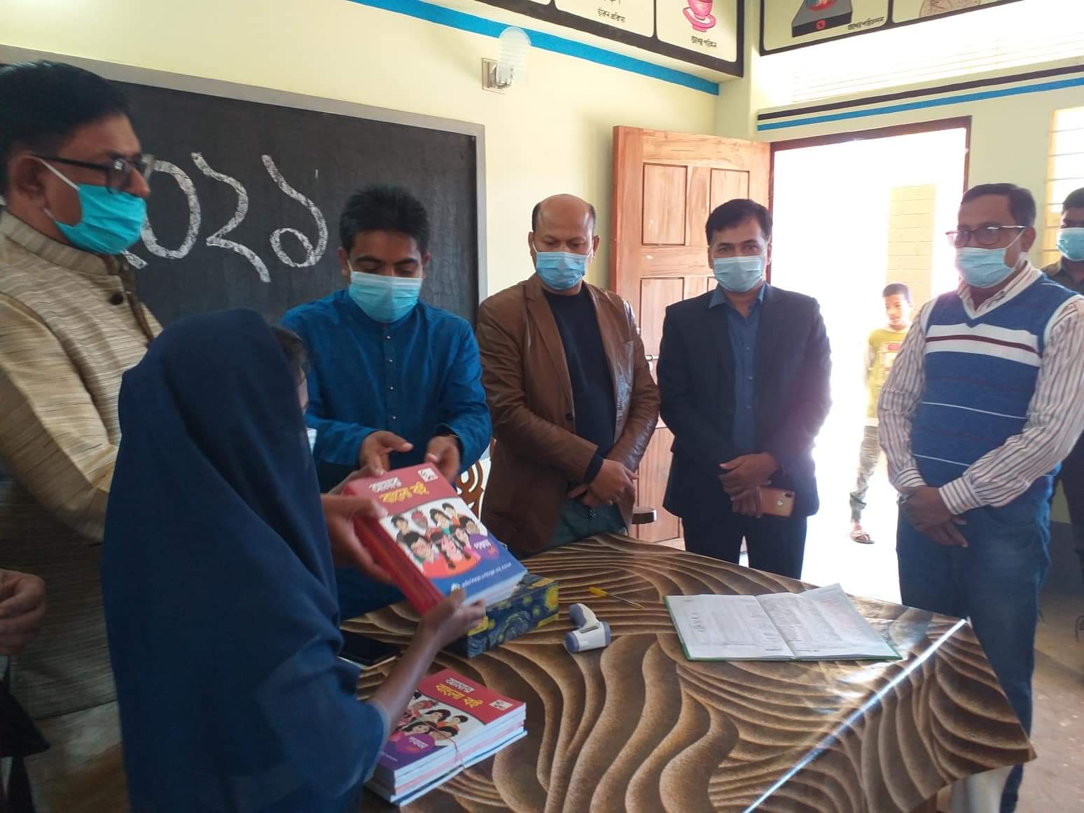 বানিয়াচংয়ে নতুন বই পেলেন শিক্ষার্থীরা বানিয়াচংয়ে নতুন বই পেলেন শিক্ষার্থীরা