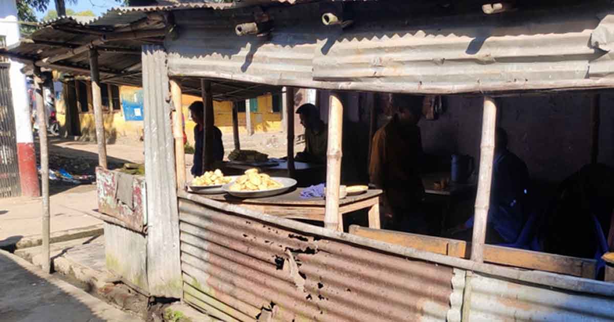 ফৌজদারি আদালত প্রাঙ্গণে পঁচাবাসি খাবার বিক্রি